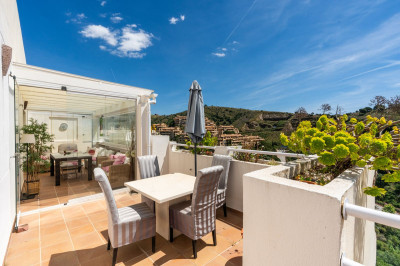 2 Bedroom Penthouse in Calahonda - Image 4