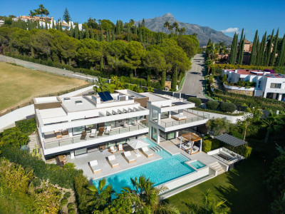 6 Bedroom Detached Villa in Nueva Andalucía - Image 1