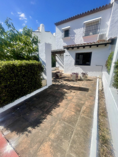 3 Bedroom Semi-Detached House in La Duquesa - Image 1