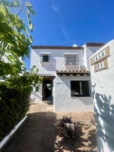 3 Bedroom Semi-Detached House in La Duquesa - Image 2