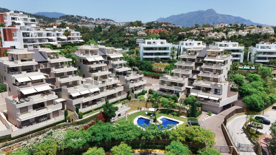 3 Bedroom Middle Floor Apartment in Benahavís - Image 1
