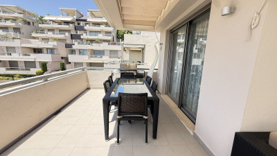 3 Bedroom Middle Floor Apartment in Benahavís - Image 3