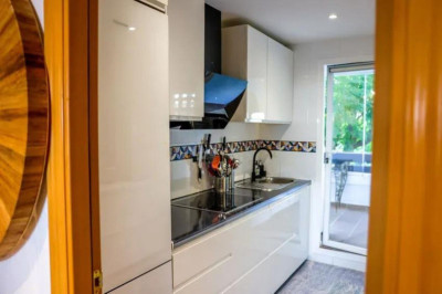 2 Bedroom Middle Floor Apartment in Selwo - Image 4