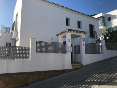 4 Bedroom Semi-Detached House in Benalmadena - Image 5