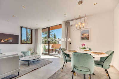 5 Bedroom Middle Floor Apartment in Estepona - Image 1