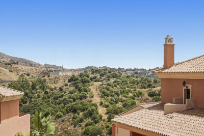 3 Bedroom Middle Floor Apartment in Elviria - Image 1