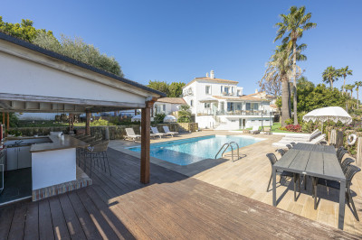 6 Bedroom Detached Villa in La Duquesa - Image 2