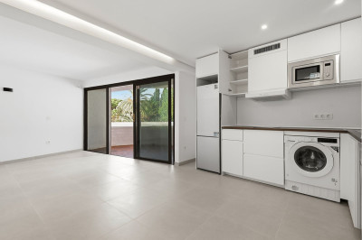 1 Bedroom Middle Floor Apartment in Marbella - Image 4