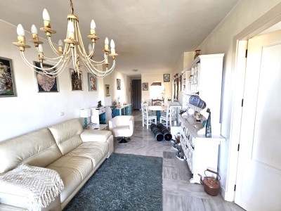 3 Bedroom Middle Floor Apartment in Miraflores - Image 5