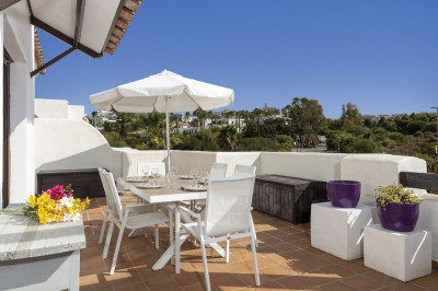 2 Bedroom Middle Floor Apartment in Selwo - Image 1