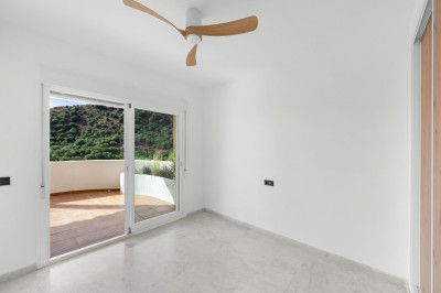 2 Bedroom Middle Floor Apartment in Calahonda - Image 2