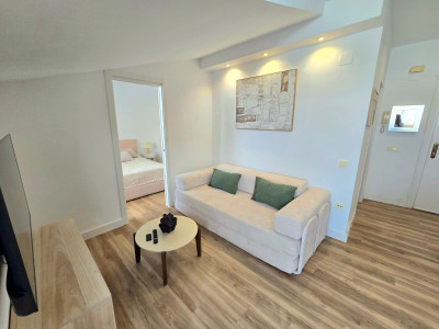 1 Bedroom Top Floor Apartment in The Golden Mile - Image 3