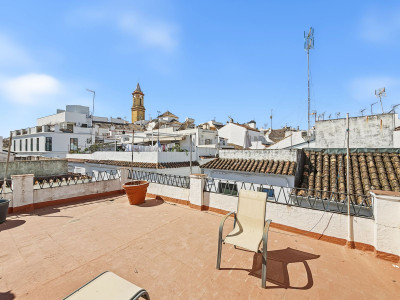 8 Bedroom Semi-Detached House in Estepona - Image 2