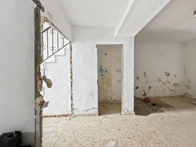 8 Bedroom Semi-Detached House in Estepona - Image 3