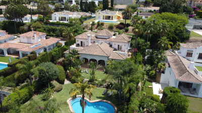 6 Bedroom Detached Villa in El Paraiso - Image 1
