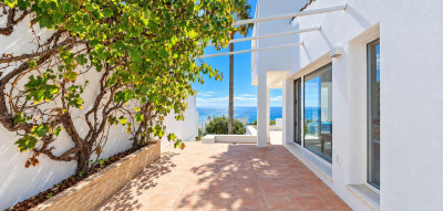 5 Bedroom Detached Villa in Estepona - Image 3