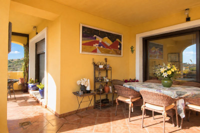 3 Bedroom Middle Floor Apartment in Estepona - Image 4