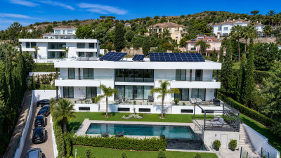 5 Bedroom Detached Villa in El Paraiso - Image 1