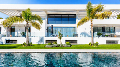 5 Bedroom Detached Villa in El Paraiso - Image 2