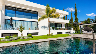 5 Bedroom Detached Villa in El Paraiso - Image 3