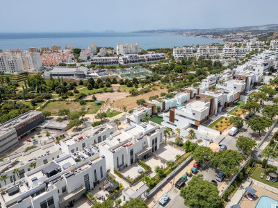 4 Bedroom Middle Floor Apartment in Estepona - Image 5