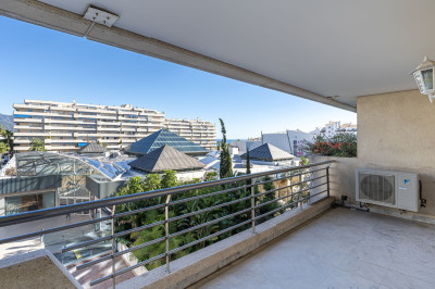 2 Bedroom Middle Floor Apartment in Puerto Banús - Image 2