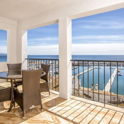 2 Bedroom Middle Floor Apartment in Puerto Banús - Image 5