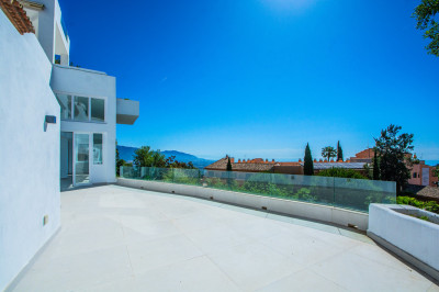 3 Bedroom Middle Floor Apartment in La Mairena - Image 2