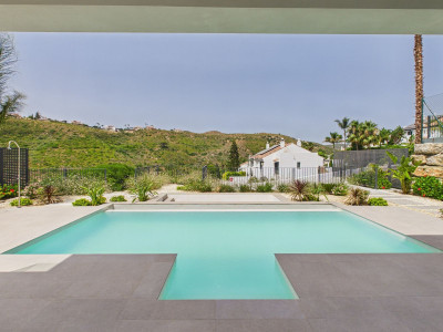 4 Bedroom Detached Villa in La Duquesa - Image 2