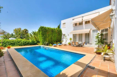 5 Bedroom Detached Villa in Nueva Andalucía - Image 1