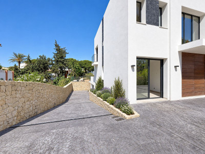 4 Bedroom Detached Villa in Elviria - Image 3