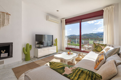 2 Bedroom Middle Floor Apartment in Benahavís - Image 4