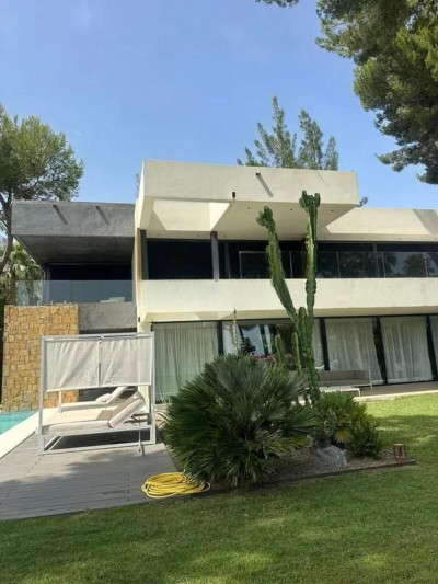 5 Bedroom Detached Villa in Marbella - Image 2