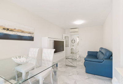 2 Bedroom Middle Floor Apartment in Calahonda - Image 3