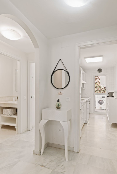 2 Bedroom Middle Floor Apartment in Calahonda - Image 5