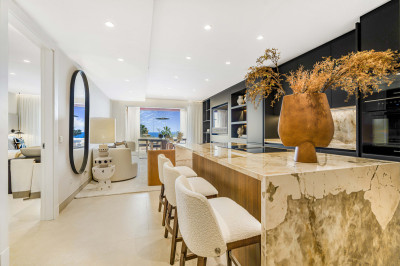 3 Bedroom Middle Floor Apartment in Estepona - Image 2