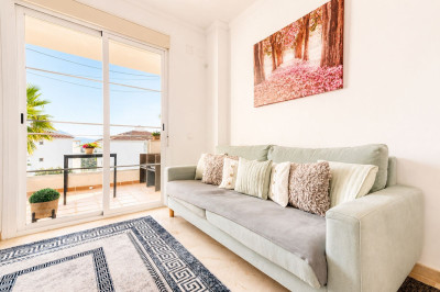 3 Bedroom Middle Floor Apartment in La Duquesa - Image 3