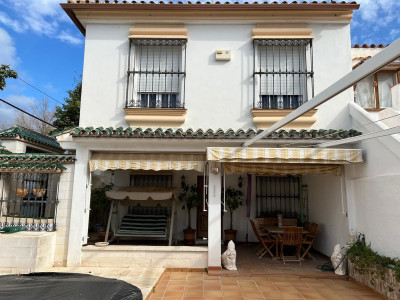 4 Bedroom Detached Villa in Nueva Andalucía - Image 1