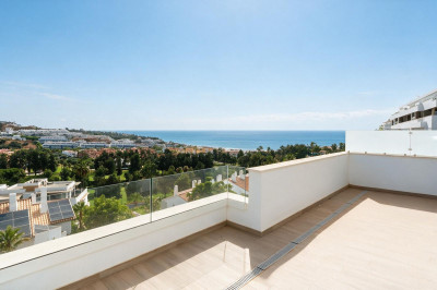 2 Bedroom Middle Floor Apartment in La Cala de Mijas - Image 1