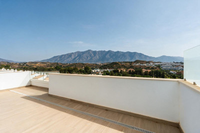 2 Bedroom Middle Floor Apartment in La Cala de Mijas - Image 3