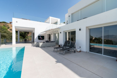 3 Bedroom Detached Villa in La Mairena - Image 2