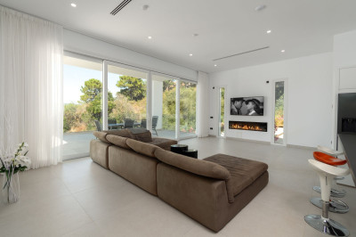 3 Bedroom Detached Villa in La Mairena - Image 3