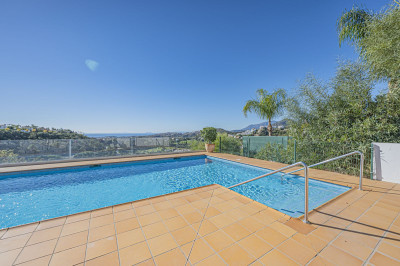 2 Bedroom Ground Floor Apartment in Benahavís - Image 2