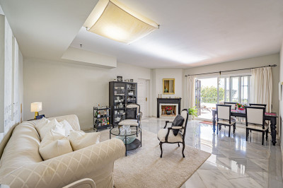2 Bedroom Ground Floor Apartment in Benahavís - Image 4