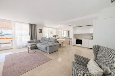 2 Bedroom Ground Floor Apartment in Benahavís - Image 2