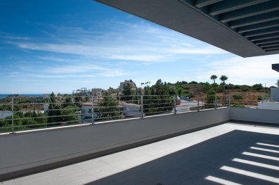 2 Bedroom Top Floor Apartment in Estepona - Image 4