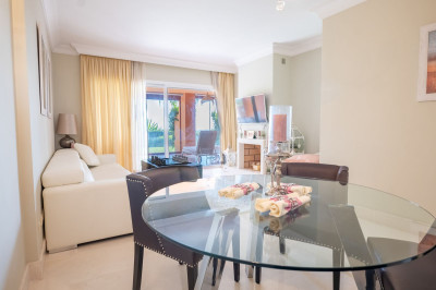 2 Bedroom Ground Floor Apartment in Benahavís - Image 2