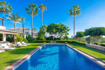 4 Bedroom Detached Villa in Elviria - Image 2