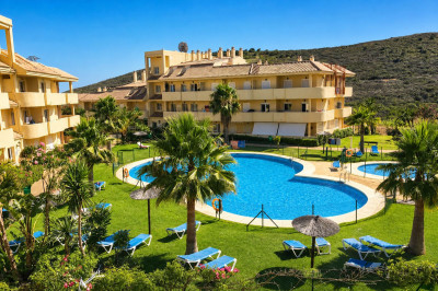 2 Bedroom Middle Floor Apartment in La Duquesa - Image 1