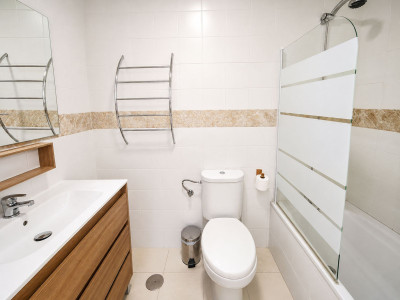 2 Bedroom Middle Floor Apartment in La Duquesa - Image 2